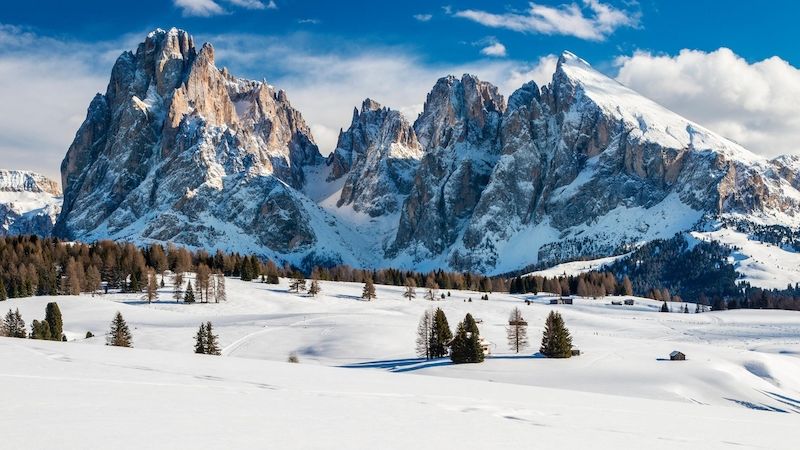 La regione dell’Alpe di Siusi in Italia è una prateria murata dalle Dolomiti